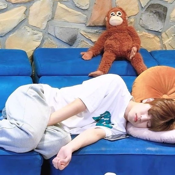 skyfallminnie's tweet image. seungmin dormindo(ou quase)🐶💤
- uma thread necessária!