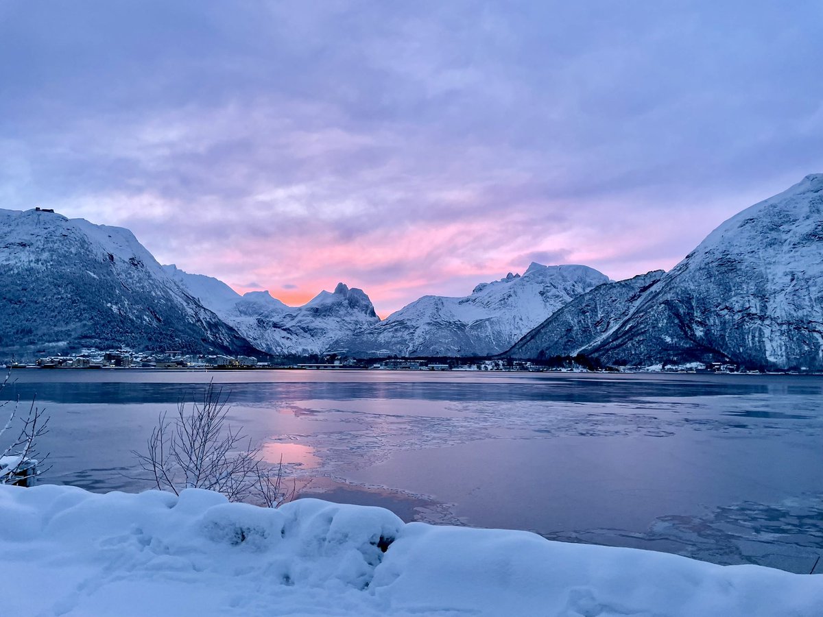 RogerMcMorrow's tweet photo. Dawn #Romsdal #TrollWall 🇳🇴 ❤️ https://t.co/GMxbmJ2yRV