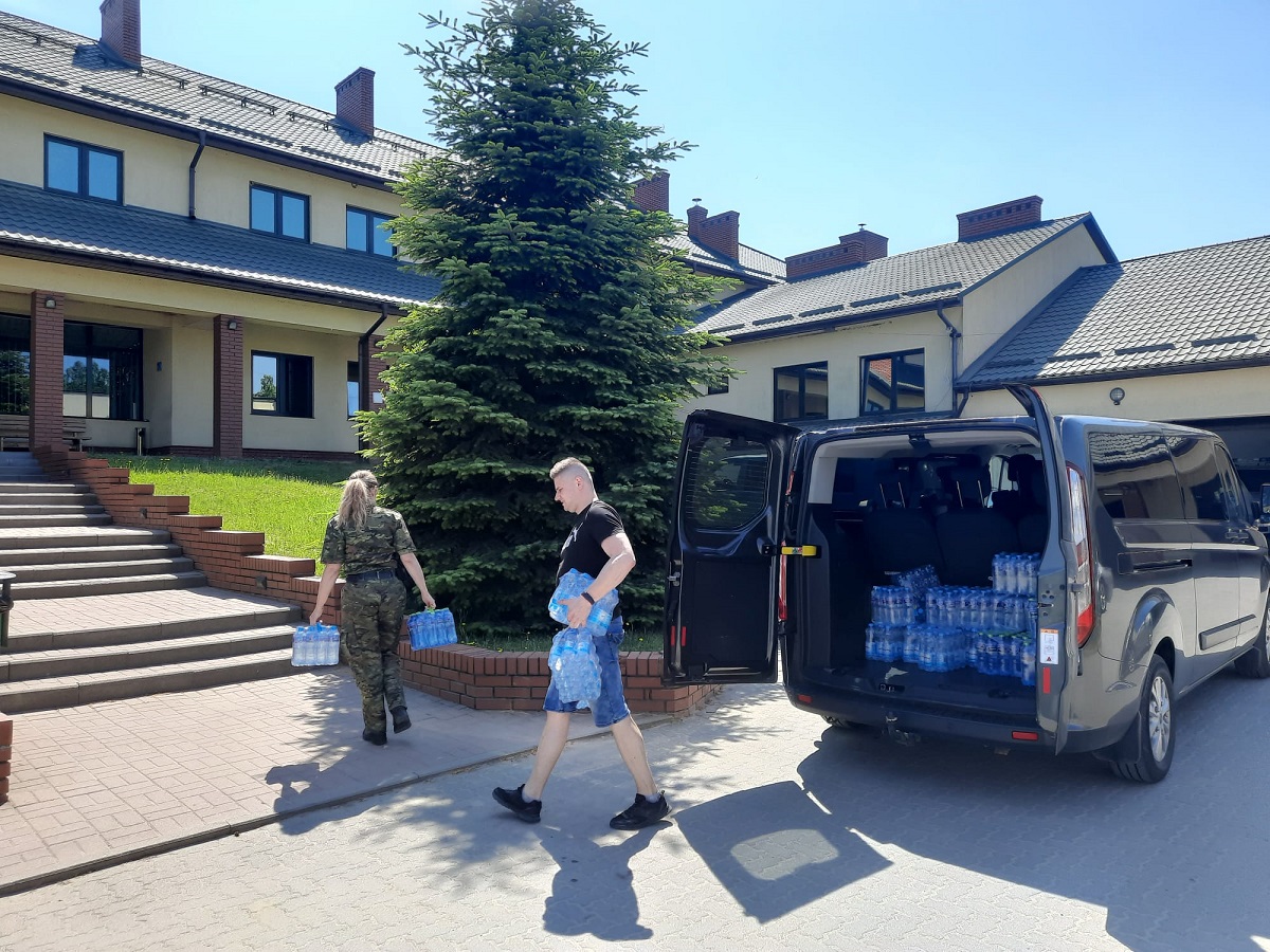 Straz_Graniczna's tweet photo. 2/3⬇️
Artykuły pomocowe przekazywane są do sieci wsparcia humanitarnego #POSG poprzez aktywną współpracę z instytucjami i organizacjami pomocowymi m. in. z @PolskiCK @CaritasPolska
#FundacjaDialog Ośrodek Miłosierdzia Prawosławnego #Eleos @IOMPoland i wiele innych. https://t.co/mNqYWK8hpH