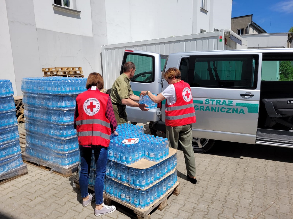 Straz_Graniczna's tweet photo. 2/3⬇️
Artykuły pomocowe przekazywane są do sieci wsparcia humanitarnego #POSG poprzez aktywną współpracę z instytucjami i organizacjami pomocowymi m. in. z @PolskiCK @CaritasPolska
#FundacjaDialog Ośrodek Miłosierdzia Prawosławnego #Eleos @IOMPoland i wiele innych. https://t.co/mNqYWK8hpH