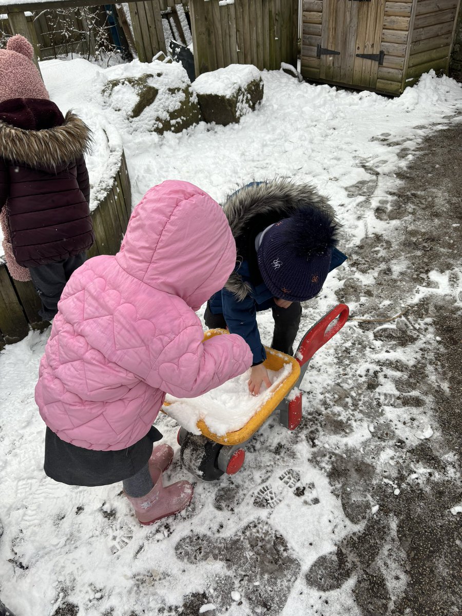 We had lots of fun in the snow this morning in Cherry class! ⛄️ ❄️
