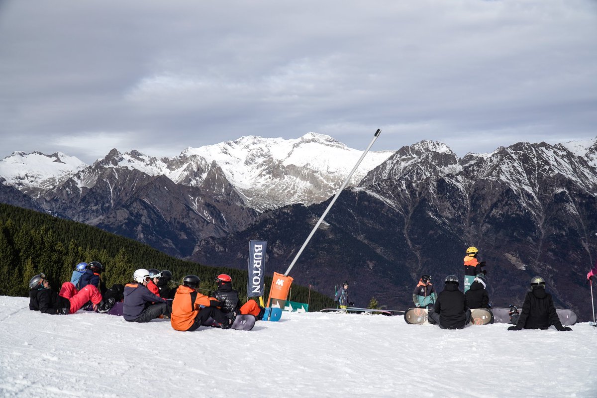 AramonCerler's tweet image. Riders iniciándose en módulos del Snowpark en pista Mirador, te atreves? 
#cerler #terrainpark #pistaMirador