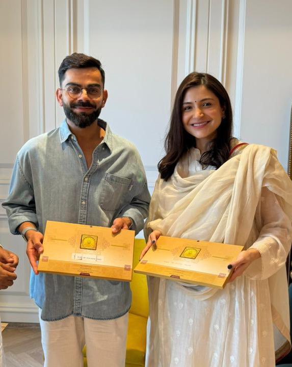 BluntIndianGal's tweet photo. So Virat Kohli travelled back to Mumbai from Indore to receive the invite for Pran Prathistha at Ram Mandir, Ayodhya? 👀 https://t.co/wlBFEO4SZE