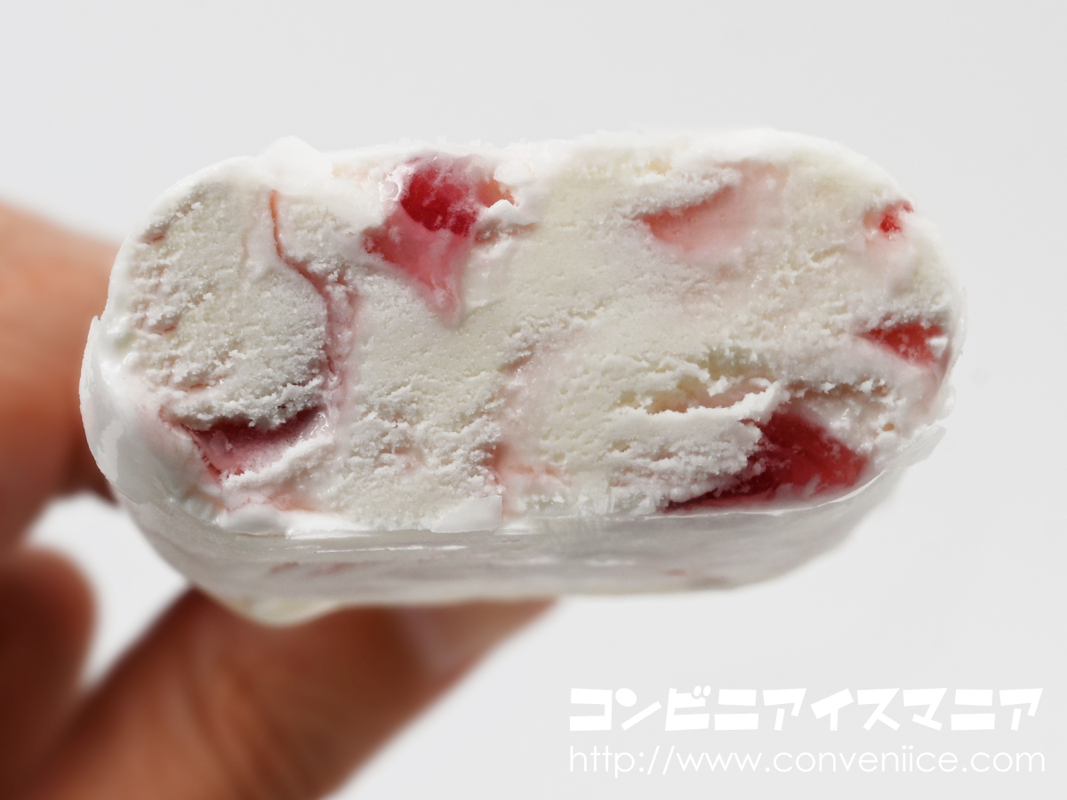 icemania's tweet photo. めちゃうま!! 「しましまうまうまバー」のフルーツソース版といった感じ!!✨ ミルキーなバニラアイスと、ジュワっと溢れ出る濃厚なグレープ🍇ソースの相性は抜群です！

味の例えとしては、「ハイチュウ グレープ」や「パナップ グレープ」のような懐かしい味！

ファミリーマート限定！森永製菓『たっぷりソースのアイスバー』は、数量限定商品です。食べたい方はお早めにどうぞ！