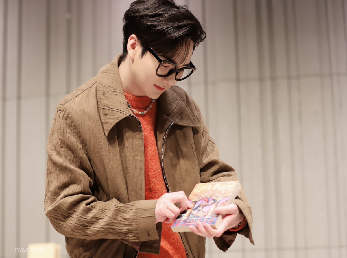 kwakand's tweet photo. 240113 시즌그리팅 팬사인회🧡

#AARON #아론 #곽아론 https://t.co/Y3cNtAj9xm