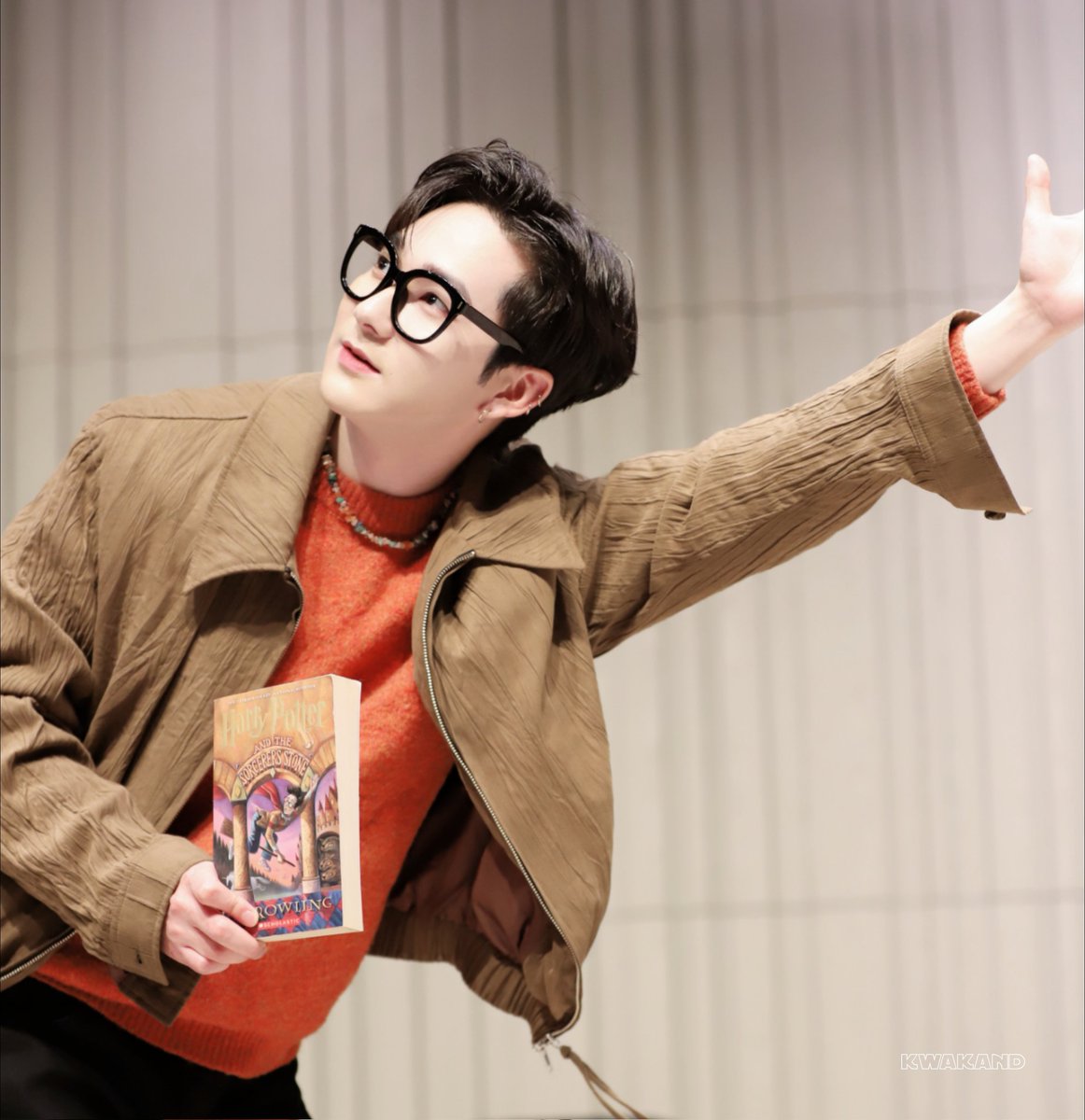 kwakand's tweet photo. 240113 시즌그리팅 팬사인회🧡

#AARON #아론 #곽아론 https://t.co/Y3cNtAj9xm