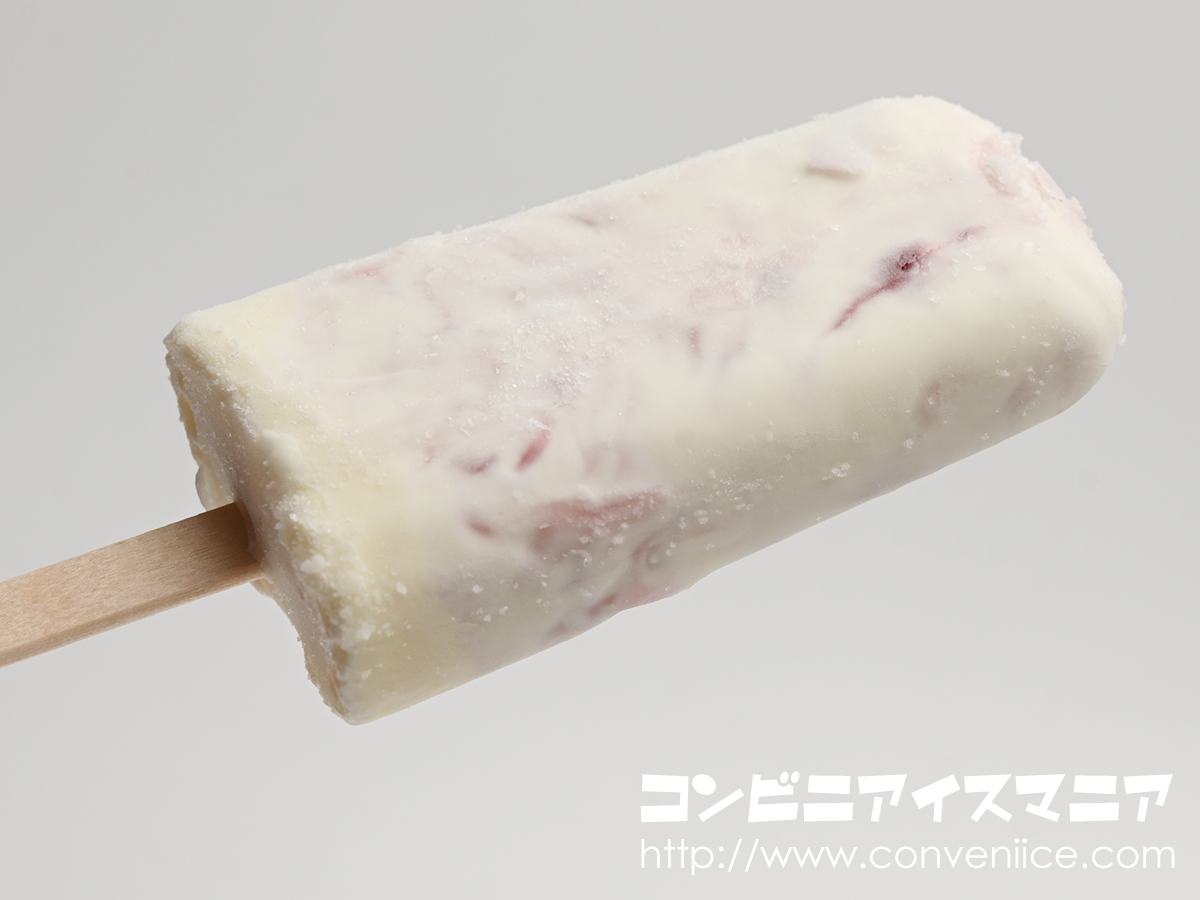 icemania's tweet photo. めちゃうま!! 「しましまうまうまバー」のフルーツソース版といった感じ!!✨ ミルキーなバニラアイスと、ジュワっと溢れ出る濃厚なグレープ🍇ソースの相性は抜群です！

味の例えとしては、「ハイチュウ グレープ」や「パナップ グレープ」のような懐かしい味！

ファミリーマート限定！森永製菓『たっぷりソースのアイスバー』は、数量限定商品です。食べたい方はお早めにどうぞ！