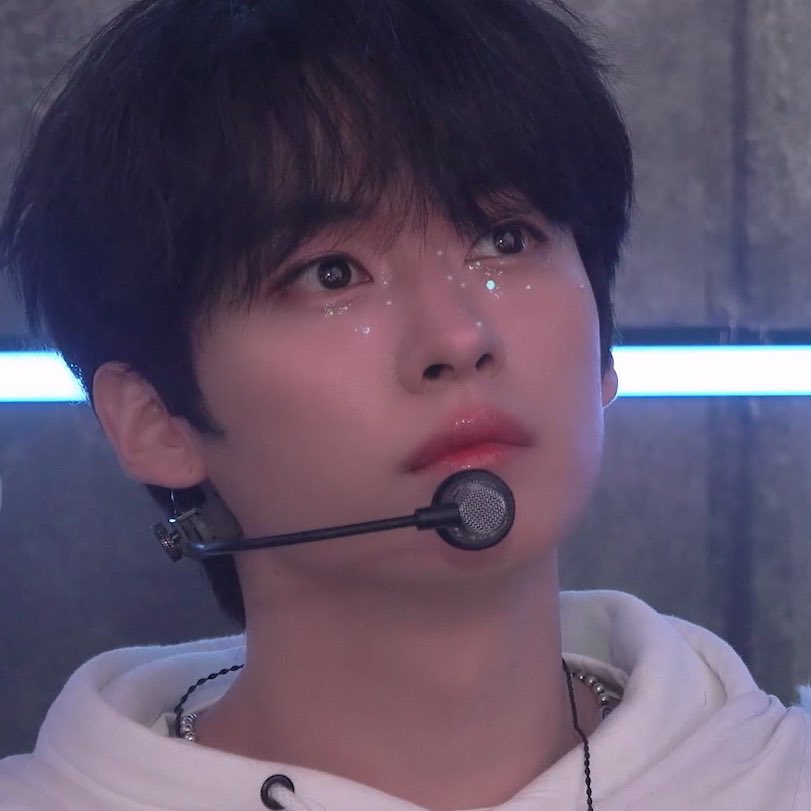 haetbitlinoring's tweet photo. oh my gawd THIS leeknow is ethereal!! he has literal stars around his eyes!! so pretty 🥹🤍 https://t.co/1FbKygG6dX