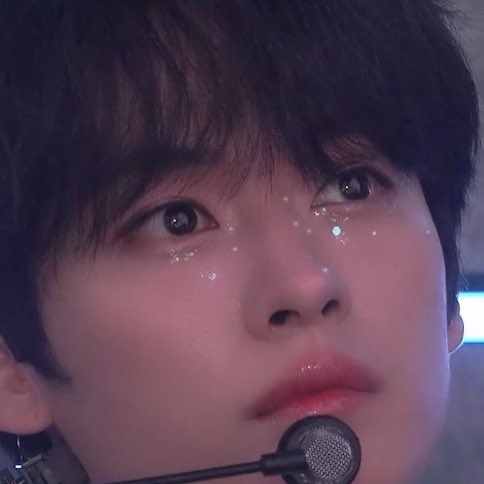 haetbitlinoring's tweet photo. oh my gawd THIS leeknow is ethereal!! he has literal stars around his eyes!! so pretty 🥹🤍 https://t.co/1FbKygG6dX