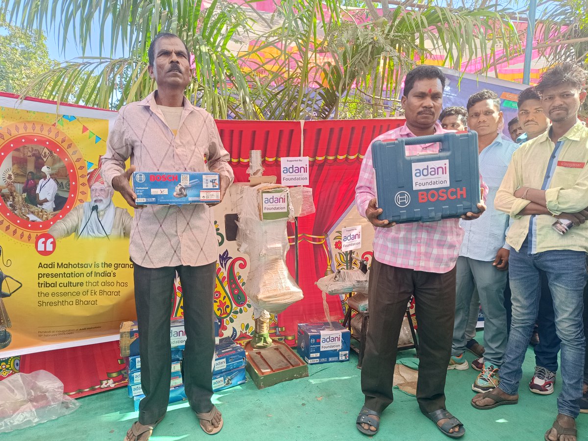 chitralekhamag's tweet image. કોટવાળિયા સમાજને આત્મનિર્ભર બનાવવા માટે સાધન સહાય...chitralekha.com/4izl #Bharuch #Netrang #PradhanMantri #AdaniFoundation #Machinetools #Chitralekha