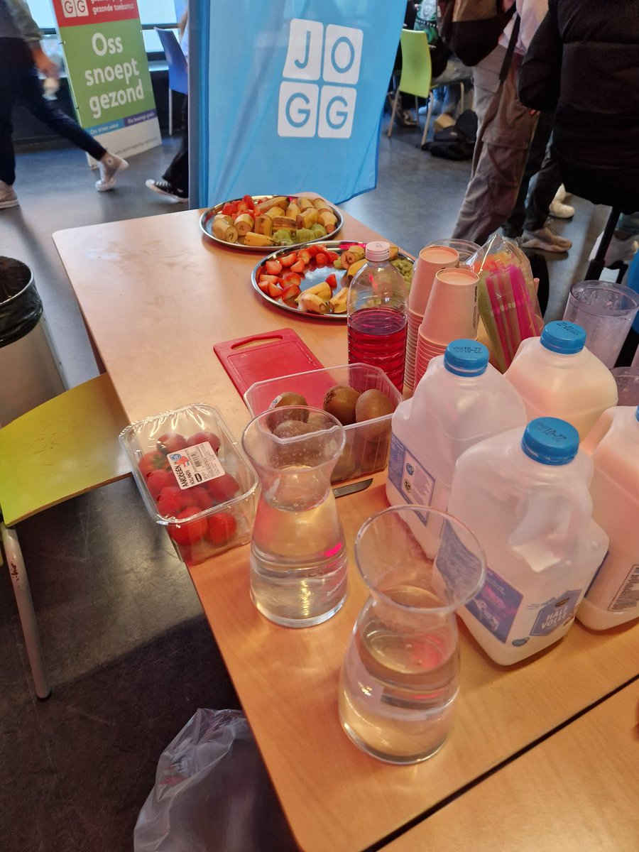 tbl_oss's tweet photo. Deze week staat in teken van gezond snoepen. SEC is in onze pauzes aanwezig om leerlingen bewust te laten worden van gezond snoepen. https://t.co/BGrIfOHsoz