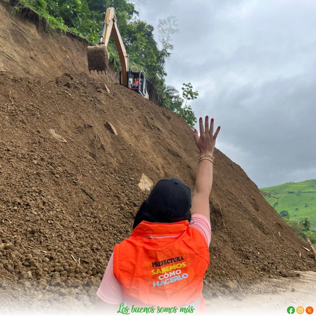 PrefecturaESM's tweet photo. En un nuevo recorrido de obras, la prefecta, @RobertaZam_ofi, realizó inspecciones de los trabajos viales que se ejecutan en el camino vecinal Chigüe - Casa de Mono, en un tramo de intervención de 6.4 km, jurisdicción de la parroquia #Chinca.

#LosBuenosSomosMás https://t.co/pFUkxvfe21