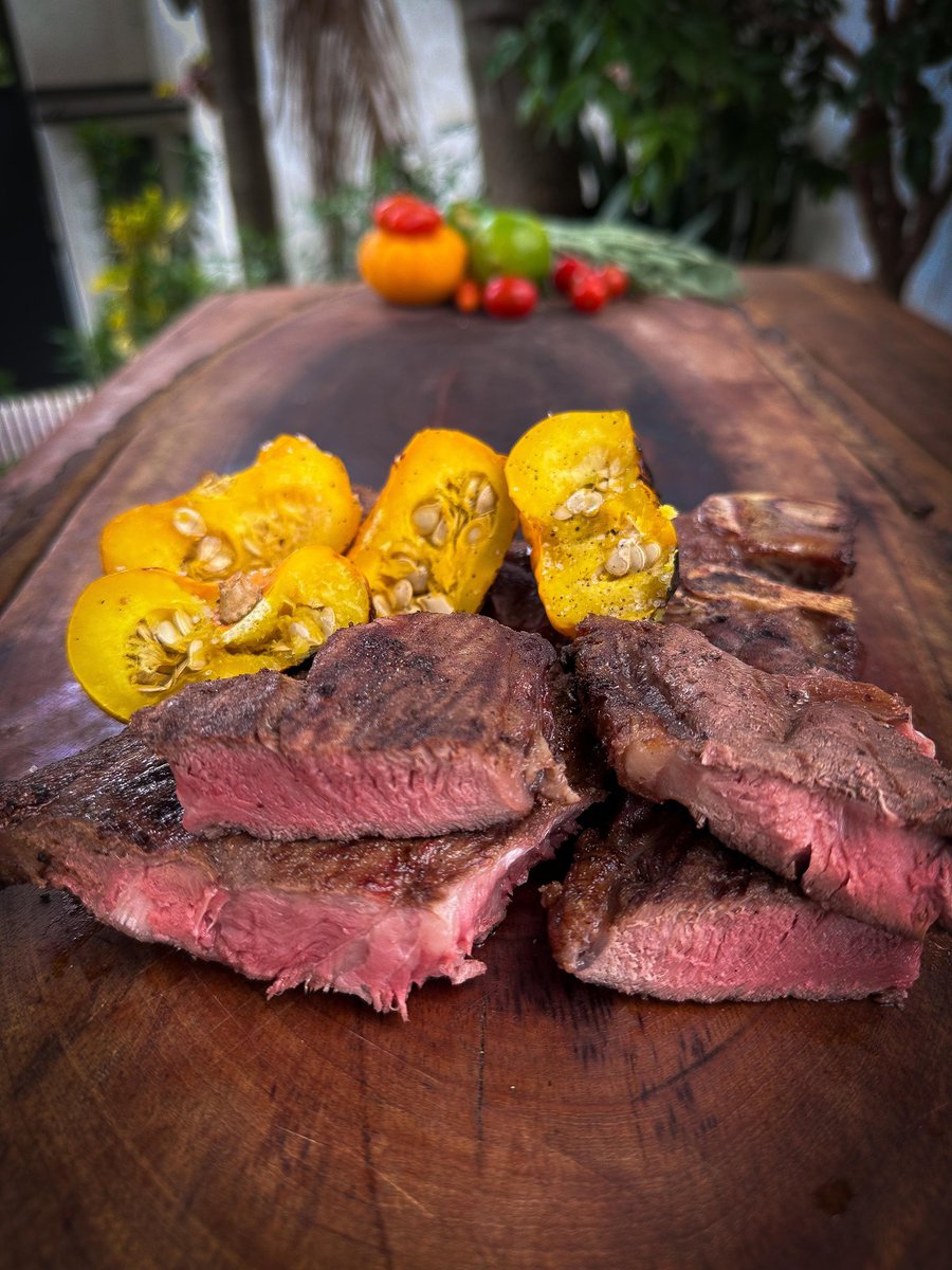 madeinfirebr's tweet photo. T-bone steak com mini abóbora! Simples e rápido! Dá pra se inspirar e fazer ainda hoje! A receita já está nos canais @madeinfirebr no YouTube, Tiktok e Instagram. Esperamos vcs! Curtam, compartilhem, sigam! https://t.co/BM0u1XErln