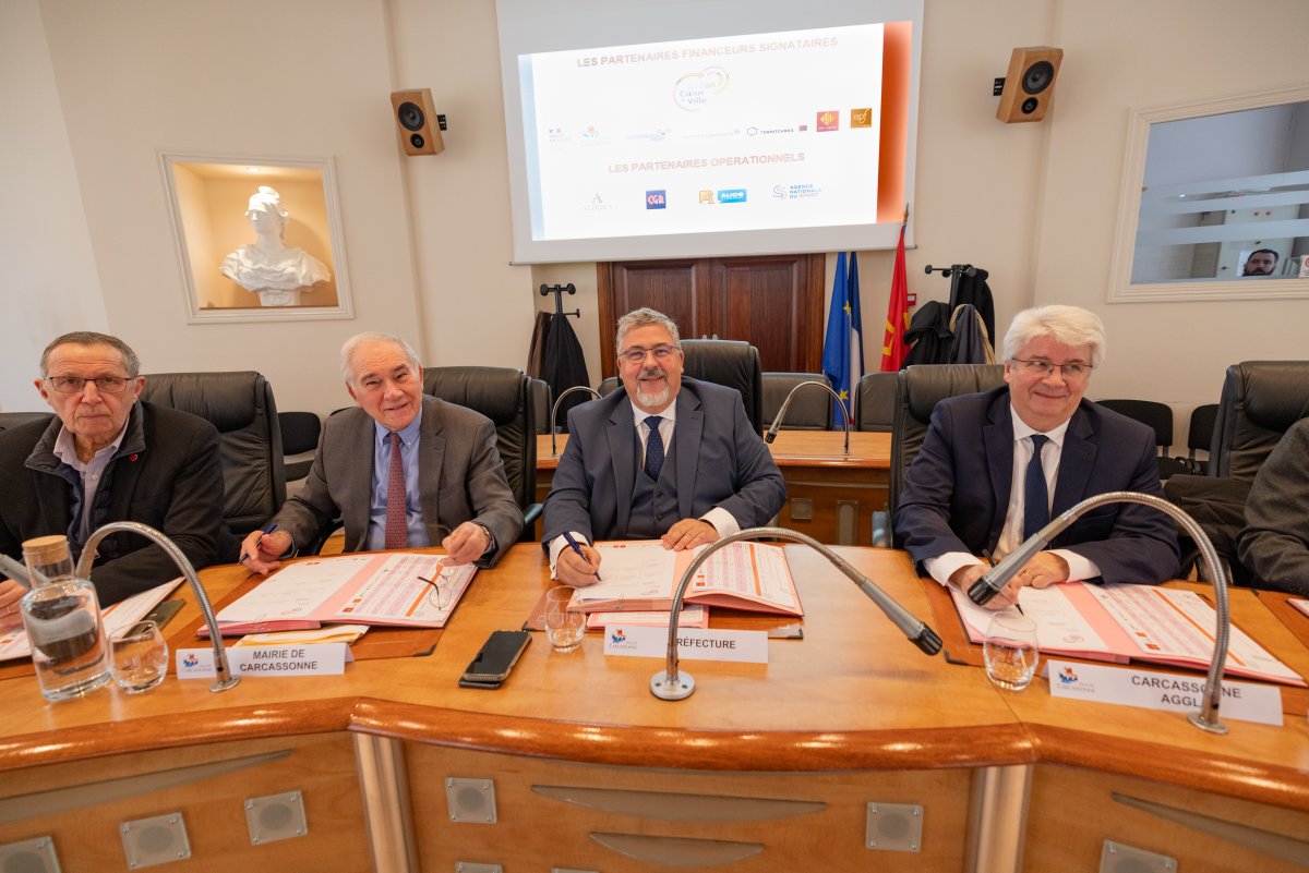 CarcaInfos's tweet photo. Signataire officielle en mairie ce matin de l’avenant de projet à la convention Action Cœur de Ville qui lance officiellement la phase 2 de ce plan 2023/2026 de revitalisation de Carcassonne et de son territoire.
#carcassonne #occitanie #actioncoeurdeville #etat #agglo https://t.co/1DDGCdvYdU