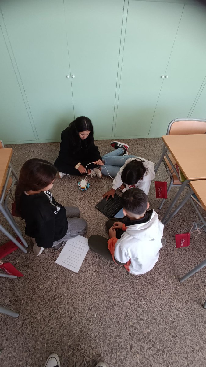 EscolaRocafonda's tweet photo. L'alumnat de 6èA ha fet el taller de robòtica. Han pogut practicar per la robocat i programar el robot de Lego Spike.  #robocat #escolarocafonda #lego #legospike #robotica #aprenemprogramant @aliancesmagnet @culturadigicat @EducacioMataro @educaciocat @SSTTMVO https://t.co/E8yb5MbnC4