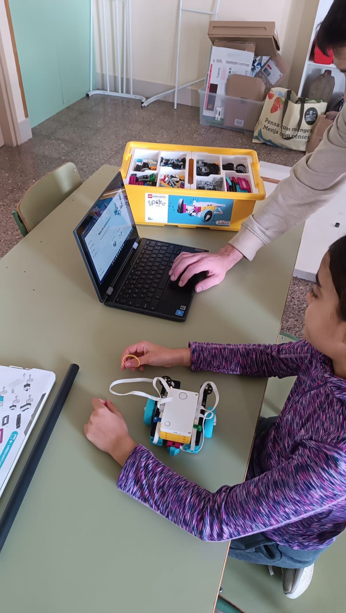 L'alumnat de 6èA ha fet el taller de robòtica. Han pogut practicar per la robocat i programar el robot de Lego Spike.  #robocat #escolarocafonda #lego #legospike #robotica #aprenemprogramant <a href="/aliancesmagnet/">Aliances Magnet</a> <a href="/culturadigicat/">Cultura Digital</a> <a href="/EducacioMataro/">Educació Mataró</a> <a href="/educaciocat/">Educació</a> <a href="/SSTTMVO/">ST_MVO</a>