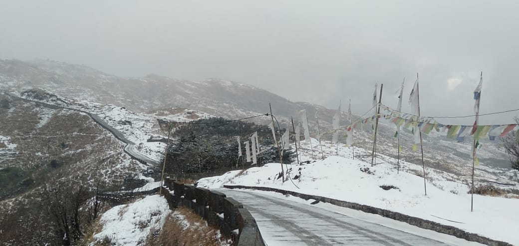TheDarjChron's tweet photo. SNOWFALL IN TUMLING 

Upper ridges of #Darjeeling hills are covered in white due to the fresh snowfall. TUMLING, Meghma, Sandakpu area and parts of Singhalila National Park are receiving heavy snowfall. https://t.co/pGsYZgQQjI
