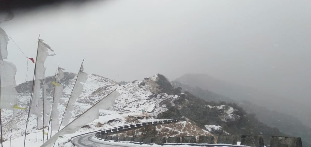 TheDarjChron's tweet photo. SNOWFALL IN TUMLING 

Upper ridges of #Darjeeling hills are covered in white due to the fresh snowfall. TUMLING, Meghma, Sandakpu area and parts of Singhalila National Park are receiving heavy snowfall. https://t.co/pGsYZgQQjI
