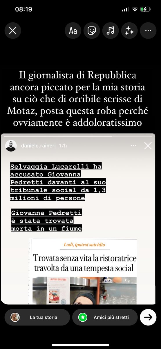 stanzaselvaggia's tweet photo. Nel trasferirmi per un po’ solo su Instagram lascio alcune riflessioni. La prima è che ancora nessuno ha il coraggio di fare una riflessione sul ruolo della stampa in questa vicenda e domandarsi perché una notizia irrilevante e pure falsa era in home ovunque. Si preferisce scaricare le colpe più genericamente sui social brutti e cattivi, social che alla fine sono il perfetto capro espiatorio del giornalismo. 

Seconda riflessione. Da giorni i giornali soprattutto di destra parlano di METODO ricorrente, di cattiveria costante bla bla. Si dimenticano che il debunking è stato opera di una persona che si occupa di cibo e ristorazione, che non ha mai criticato nessuno, che non manganella, è sensibile e pacifica e non “brinda con me chiedendosi chi sarà il prossimo da sputtanare” (cit. Repubblica). Quello che non si può dire, è che ha avuto due sfortune: che la povera signora si sia suicidata (spero si capisca il senso) e che è il mio fidanzato. Se ogni volta che una persona finisce sulle cronache criticata per qualche motivo si suicidasse, i giornali dovrebbero chiudere. Però può succedere sempre, lo sappiamo, e succede più spesso di quanto le cronache raccontino. 

E non succede perché la shitstorm è troppo grossa. Questa è una semplificazione da bar. La bidella pendolare o la professoressa che aveva la relazione con lo studente si sarebbero dovute uccidere, allora. Il suicidio si inserisce in un quadro più complesso, purtroppo- salvo casi evidenti o eclatanti- non sempre immaginabile. Le critiche possono essere una concausa, il che non vuol dire che si può offendere o denigrare. Perfino la povera Cantone aveva pregressi dolorosi. In questo caso specifico, poi, si continua a parlare di gogna e valanghe di commenti, ma è semplicemente falso. C’erano pochi commenti, oggi forse sul mio fb (in cui avevo solo condiviso il post di Lorenzo) ne vedete di più perché sono quasi tutti insulti. A noi. Ed è falso che la signora  sia stata aggredita o manganellata, basta leggere la manciata di post. 

Per inciso, se stabiliamo che i social sono cattivi per i commenti che innescano, mi chiedo: voi li avete mai letti i commenti sotto repubblica o corriere o qualsiasi sito? Ogni volta che qualche sito dedica un articolo a me, spesso stravolgendo parole  per farmi sembrare Belzebù, sotto ci sono talmente tanti insulti che se fossi fragile sarei da tempo in una clinica psichiatrica. Ad essere ottimisti. Nessuno filtra o cancella. Io, per dire, nei limiti del possibile lo faccio. 

Si è poi detto che il debunking non lo deve fare chi non è giornalista. Qui però il non giornalista è forse l’unico ad aver scritto una cosa vera, con parole misurate e chiamando la signora per verificare . E poi, se i social sono roba diversa dal giornalismo, come mai il giornalismo attinge tutti i giorni dai social e a mani basse? Infine. Di questa signora morta non importa nulla a nessuno. Ognuno la sta usando per banchettare alla sua tavola. La politica (che mi usa per dire “la sinistraaaaa”. Ma sinistra a chi? Quale sinistra?). I colleghi a cui stavo poco simpatica (si sono presentati tutti all’appello, nessuno che abbia almeno finto di non godere per la morte della signora). I giornali stessi, che possono continuare con la narrazione rassicurante “non siamo mica noi! È la solita cattivona di Selvaggia!”. Da cui ovviamente si prendono notizie o distanza a seconda della comodità del momento. E le tv, ci mancherebbe. 

Chiudo dicendo che essere associati a suicidi con questa facilità SUI GIORNALI  e questa goduria generale potrebbe uccidere molto più che una critica per aver raccontato una bugia, ma alla fine se mai si ammazzasse qualcuno si potrebbe sempre dare la colpa ai social. Gli unici, in questo caso, che avevano raccontato la verità. E se l’avevano raccontata con ferocia (invito a leggere il post di Lorenzo) la domanda con cui vi lascio è: come mai, prima del tragico gesto,  nessuno se ne era lamentato?