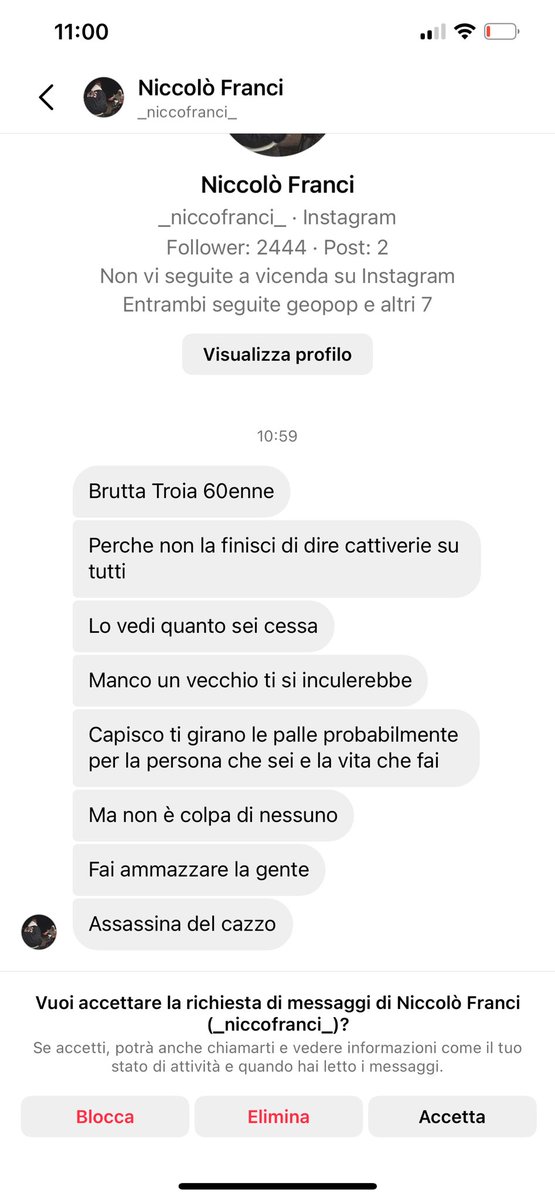 stanzaselvaggia's tweet photo. Nel trasferirmi per un po’ solo su Instagram lascio alcune riflessioni. La prima è che ancora nessuno ha il coraggio di fare una riflessione sul ruolo della stampa in questa vicenda e domandarsi perché una notizia irrilevante e pure falsa era in home ovunque. Si preferisce scaricare le colpe più genericamente sui social brutti e cattivi, social che alla fine sono il perfetto capro espiatorio del giornalismo. 

Seconda riflessione. Da giorni i giornali soprattutto di destra parlano di METODO ricorrente, di cattiveria costante bla bla. Si dimenticano che il debunking è stato opera di una persona che si occupa di cibo e ristorazione, che non ha mai criticato nessuno, che non manganella, è sensibile e pacifica e non “brinda con me chiedendosi chi sarà il prossimo da sputtanare” (cit. Repubblica). Quello che non si può dire, è che ha avuto due sfortune: che la povera signora si sia suicidata (spero si capisca il senso) e che è il mio fidanzato. Se ogni volta che una persona finisce sulle cronache criticata per qualche motivo si suicidasse, i giornali dovrebbero chiudere. Però può succedere sempre, lo sappiamo, e succede più spesso di quanto le cronache raccontino. 

E non succede perché la shitstorm è troppo grossa. Questa è una semplificazione da bar. La bidella pendolare o la professoressa che aveva la relazione con lo studente si sarebbero dovute uccidere, allora. Il suicidio si inserisce in un quadro più complesso, purtroppo- salvo casi evidenti o eclatanti- non sempre immaginabile. Le critiche possono essere una concausa, il che non vuol dire che si può offendere o denigrare. Perfino la povera Cantone aveva pregressi dolorosi. In questo caso specifico, poi, si continua a parlare di gogna e valanghe di commenti, ma è semplicemente falso. C’erano pochi commenti, oggi forse sul mio fb (in cui avevo solo condiviso il post di Lorenzo) ne vedete di più perché sono quasi tutti insulti. A noi. Ed è falso che la signora  sia stata aggredita o manganellata, basta leggere la manciata di post. 

Per inciso, se stabiliamo che i social sono cattivi per i commenti che innescano, mi chiedo: voi li avete mai letti i commenti sotto repubblica o corriere o qualsiasi sito? Ogni volta che qualche sito dedica un articolo a me, spesso stravolgendo parole  per farmi sembrare Belzebù, sotto ci sono talmente tanti insulti che se fossi fragile sarei da tempo in una clinica psichiatrica. Ad essere ottimisti. Nessuno filtra o cancella. Io, per dire, nei limiti del possibile lo faccio. 

Si è poi detto che il debunking non lo deve fare chi non è giornalista. Qui però il non giornalista è forse l’unico ad aver scritto una cosa vera, con parole misurate e chiamando la signora per verificare . E poi, se i social sono roba diversa dal giornalismo, come mai il giornalismo attinge tutti i giorni dai social e a mani basse? Infine. Di questa signora morta non importa nulla a nessuno. Ognuno la sta usando per banchettare alla sua tavola. La politica (che mi usa per dire “la sinistraaaaa”. Ma sinistra a chi? Quale sinistra?). I colleghi a cui stavo poco simpatica (si sono presentati tutti all’appello, nessuno che abbia almeno finto di non godere per la morte della signora). I giornali stessi, che possono continuare con la narrazione rassicurante “non siamo mica noi! È la solita cattivona di Selvaggia!”. Da cui ovviamente si prendono notizie o distanza a seconda della comodità del momento. E le tv, ci mancherebbe. 

Chiudo dicendo che essere associati a suicidi con questa facilità SUI GIORNALI  e questa goduria generale potrebbe uccidere molto più che una critica per aver raccontato una bugia, ma alla fine se mai si ammazzasse qualcuno si potrebbe sempre dare la colpa ai social. Gli unici, in questo caso, che avevano raccontato la verità. E se l’avevano raccontata con ferocia (invito a leggere il post di Lorenzo) la domanda con cui vi lascio è: come mai, prima del tragico gesto,  nessuno se ne era lamentato?
