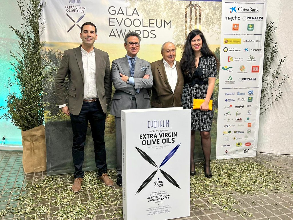 Antes de comenzar el acto, tanto Román León como Juan Rascón, nuestros presidente y gerente respectivamente, posan junto a los responsables de la Revista <a href="/mercacei/">Revista Mercacei</a> y la Guía <a href="/evooleum/">Evooleum</a>, Juan Antonio Peñamil y su hija Pandora. #SoyCamposdeBiatia #DamaÍberaAOVE