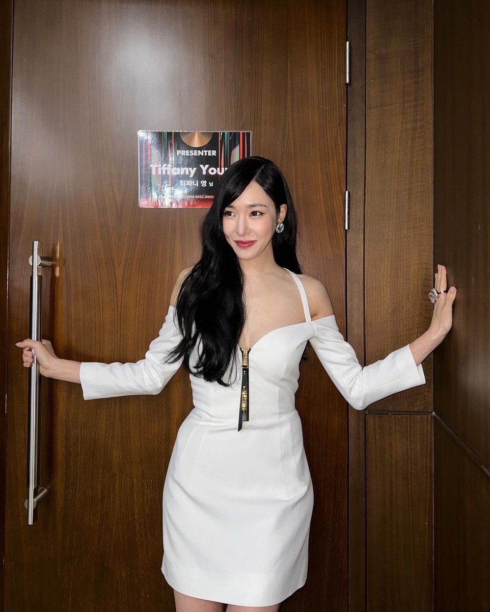 StayfanyTH's tweet photo. [ทิฟฟานี่ อัพ IG]

ฟานี่มาอัพรูปย้อนหลังที่ไปงาน GDA พร้อมแท็กแบรนด์ moschino ความ House Ambassador ของแบรนด์อ่ะค่ะ ฟานี่สวมชุดเดรสขาวสวยมาก (ความจริงชุดไหนก็สวยค่ะ) 🥰

2024.01.16 Tiffany Young's ig : @moschino 📀🤍

🔗 https://t.co/3q8cNhjZRO

#TiffanyYoung #티파니 
[1] https://t.co/EDRk0b69Tb