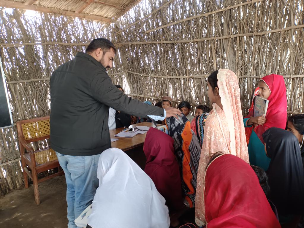 AlyeeIrfan's tweet photo. تعلیم کہ زیور سے ہر معصوم بچے کو نوازیں یہی مظلوم کا واحد ہتھیار ہے ۔۔
#EducationForAll
#PeopleForHumanity https://t.co/XQ0SJz8PB5