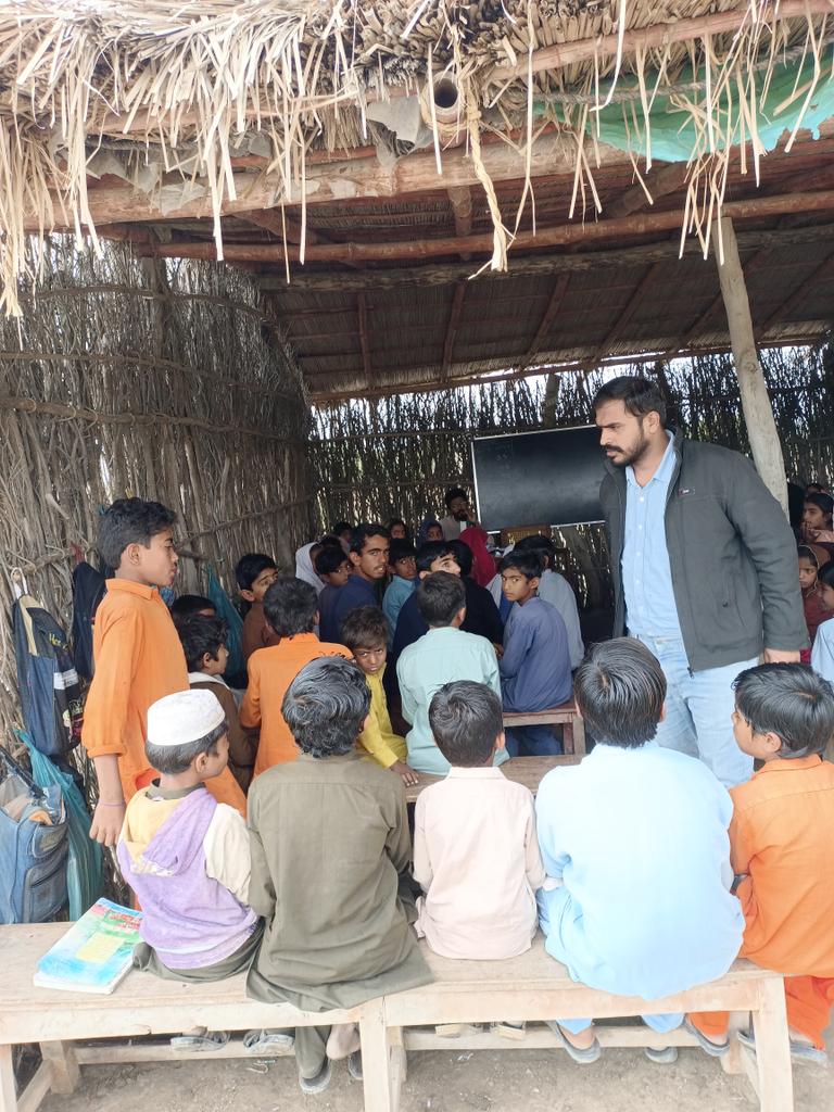 AlyeeIrfan's tweet photo. تعلیم کہ زیور سے ہر معصوم بچے کو نوازیں یہی مظلوم کا واحد ہتھیار ہے ۔۔
#EducationForAll
#PeopleForHumanity https://t.co/XQ0SJz8PB5