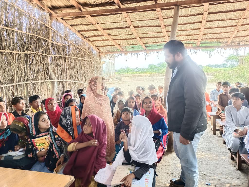 AlyeeIrfan's tweet photo. تعلیم کہ زیور سے ہر معصوم بچے کو نوازیں یہی مظلوم کا واحد ہتھیار ہے ۔۔
#EducationForAll
#PeopleForHumanity https://t.co/XQ0SJz8PB5