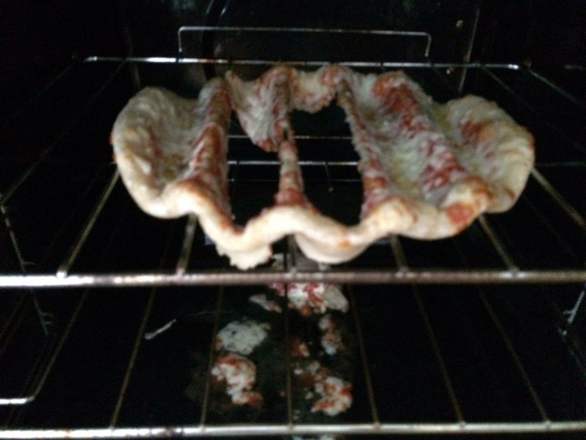 charnsb1's tweet photo. Throwback to being high and forgetting to put the pizza into a tray 😂 #pizza #pizzafail https://t.co/CQBh4ZIWUu