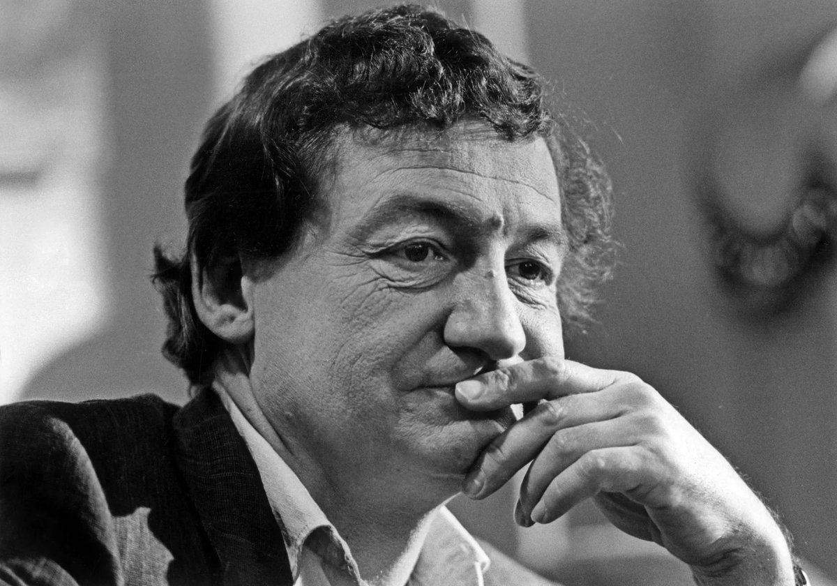 coherence_e's tweet photo. « Nous n'avons plus de grand homme, mais des petits qui grenouillent et sautillent de droite et de gauche avec une sérénité dans l'incompétence qui force le respect. »
Pierre Desproges https://t.co/41I20rpbwH