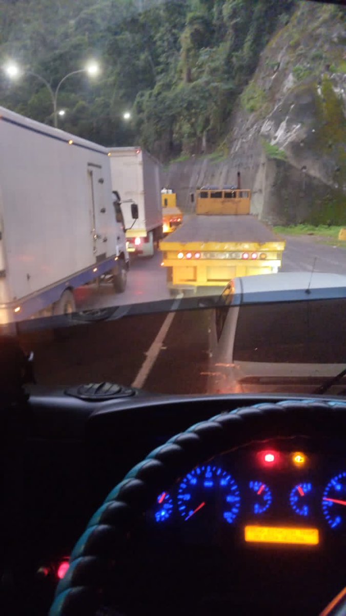 victoria1039fm's tweet photo. (7:13 am) #Miranda 7:00am #ARC reportan tránsito detenido en el #Km23 (Parque Los Ocumitos) sentido #Valencia. #Precaución pavimento húmedo vía @Luishapp03 https://t.co/0MwMHqUqfk