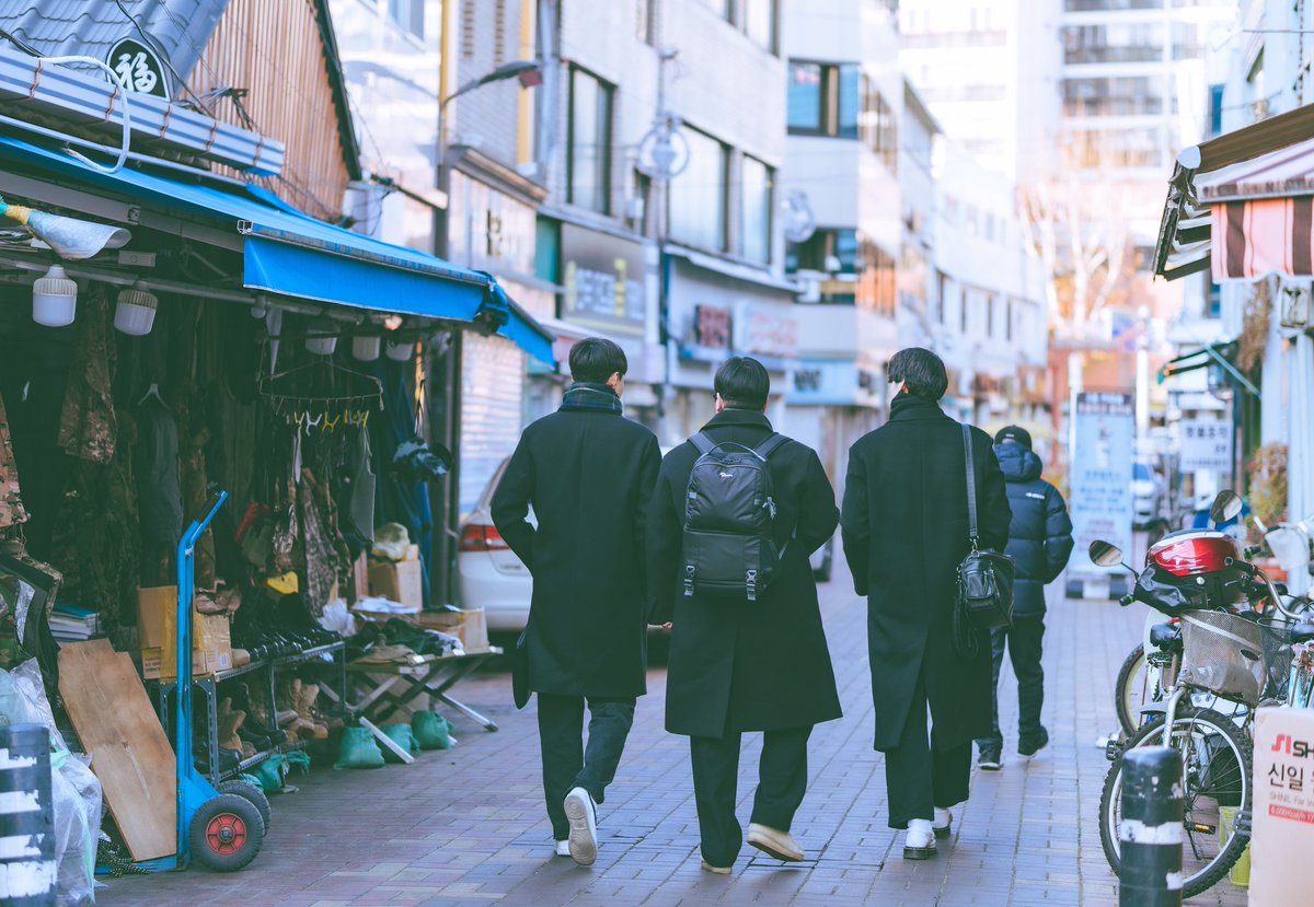 yoontori_intp's tweet image. 2023.12.24 교동 스트릿촬영

?? : 얘드라 여기봐!!!!
내가 젤 좋아하는 최애 컷

Photo - 본인

Model
@o_hito_
@Tax_machinaaaa
@SatoshiLee98

#오타쿠패션
#Christmas2023 
#photography
#마키나_촬영본
#코트코디 #스냅 #인물사진