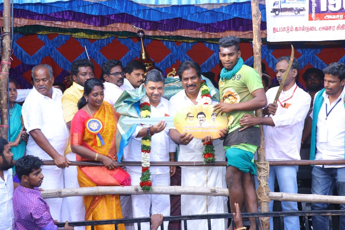 OfficeOfPTR's tweet photo. மாண்புமிகு தகவல் தொழில்நுட்பவியல் மற்றும் டிஜிட்டல் சேவைகள் துறை அமைச்சர் முனைவர். @ptrmadurai அவர்கள், நேற்று (15/01/24) மதுரை அவனியாபுரம் ஜல்லிக்கட்டு போட்டியை குடும்பத்தினருடன் பார்வையிட்டு, மாண்புமிகு வணிகவரித்துறை அமைச்சர் திரு. பி. மூர்த்தி அவர்களுடன் சிறந்த மாடுபிடி வீரர்கள் மற்றும் சிறந்த காளைகளின் உரிமையாளர்களுக்கு பரிசுகள் மற்றும் கோப்பையினை வழங்கினார். இந்நிகழ்ச்சியில் மாவட்ட ஆட்சியர் திருமதி.சங்கீதா, மேயர் திருமதி.இந்திராணி பொன்வசந்த், மாநகராட்சி ஆணையாளர் திரு. மதுபாலன் ஆகியோர் உடனிருந்தனர்.