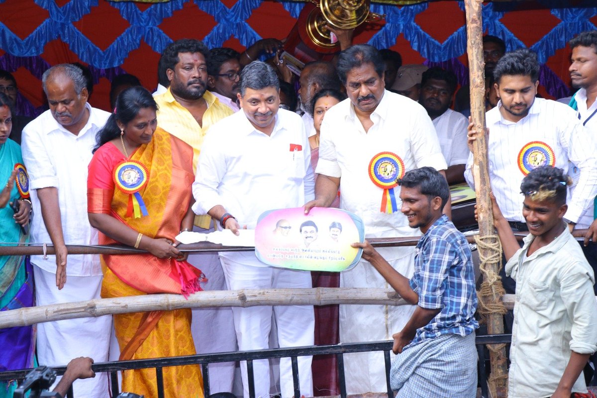 OfficeOfPTR's tweet photo. மாண்புமிகு தகவல் தொழில்நுட்பவியல் மற்றும் டிஜிட்டல் சேவைகள் துறை அமைச்சர் முனைவர். @ptrmadurai அவர்கள், நேற்று (15/01/24) மதுரை அவனியாபுரம் ஜல்லிக்கட்டு போட்டியை குடும்பத்தினருடன் பார்வையிட்டு, மாண்புமிகு வணிகவரித்துறை அமைச்சர் திரு. பி. மூர்த்தி அவர்களுடன் சிறந்த மாடுபிடி வீரர்கள் மற்றும் சிறந்த காளைகளின் உரிமையாளர்களுக்கு பரிசுகள் மற்றும் கோப்பையினை வழங்கினார். இந்நிகழ்ச்சியில் மாவட்ட ஆட்சியர் திருமதி.சங்கீதா, மேயர் திருமதி.இந்திராணி பொன்வசந்த், மாநகராட்சி ஆணையாளர் திரு. மதுபாலன் ஆகியோர் உடனிருந்தனர்.