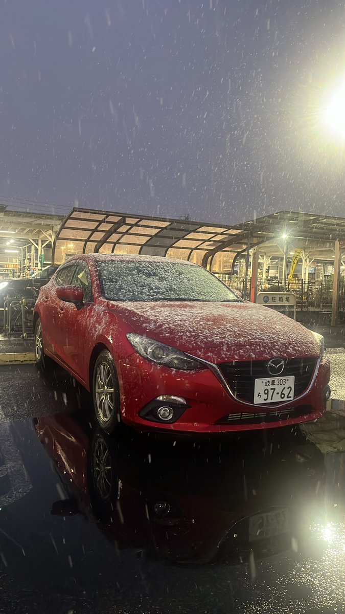 雪つもりアクセラちゃん🫶🏻❤️‍🔥
#アクセラ
 #AXELA 
#AXELAsport 
#マツダ
#MAZDA 
#愛車 
#雪国