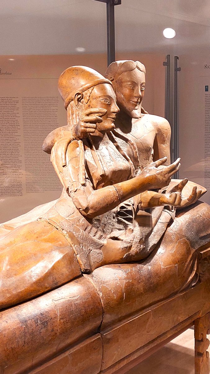 Among the masterpieces of the National Etruscan Museum @VillaGiuliaRm is the famous Sarcophagus of the Spouses, portrayed as they are embracing and about to drink wine together. 👉turismoroma.it/en/places/etru… 📸Turismo Roma #VisitRome