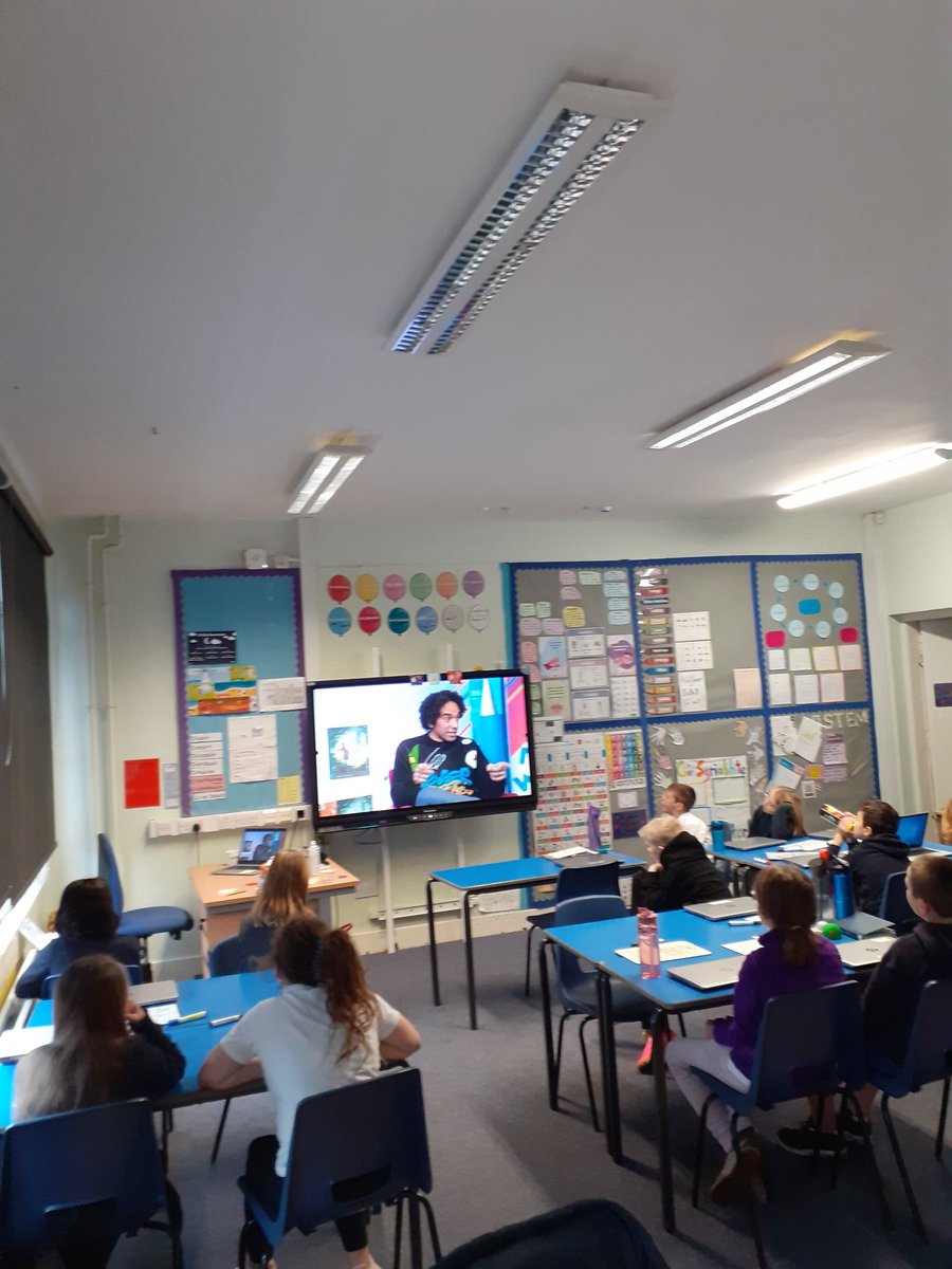 P4-7 #Gàidhlig - a'coimhead air #BBCAuthorsLive le @JosephACoelho. Watching along and picking up poetry writing tips. @BBCScotLearn