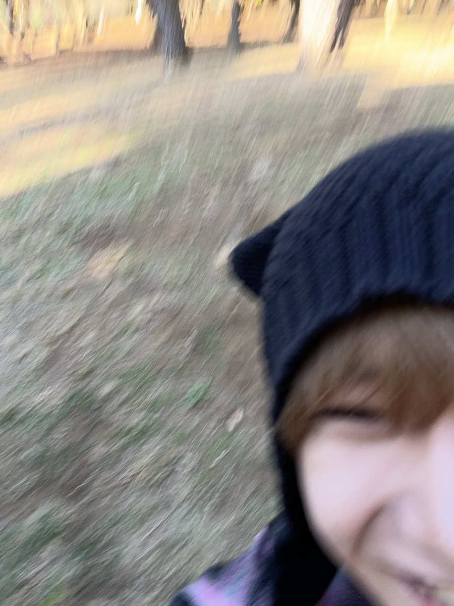 24kumi_trainee's tweet photo. 皆さん!お待たせしました!
最近、公園とかでタイマー設定してケータイを空に羽ばたかせてセルカを撮ることにハマってます🥴
今回は失敗かもです〜ㅎㅎ
#GAKU #24kumi #Greport #セルカ #公園 #冬眠してました https://t.co/YVSJ0QIJsd