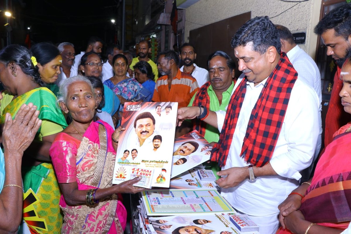 OfficeOfPTR's tweet photo. மாண்புமிகு தகவல் தொழில்நுட்பவியல் மற்றும் டிஜிட்டல் சேவைகள் துறை அமைச்சர் முனைவர் @ptrmadurai அவர்கள், நேற்று(15/1/01/24) மத்திய சட்டமன்ற தொகுதிக்குட்பட்ட 50 வது வார்டு பகுதியில் நடைபெற்ற சமத்துவ பொங்கல் விழாவில் கலந்து கொண்டு கழகக் கொடியினை ஏற்றி வைத்து பொதுமக்களுக்கு இனிப்புகள், நாட்காட்டிகள் வழங்கினார். இந்த நிகழ்வில் மாமன்ற உறுப்பினர் இந்திரா காந்தி ராஜேந்திரன் மற்றும் பலர் உடன் இருந்தனர்.