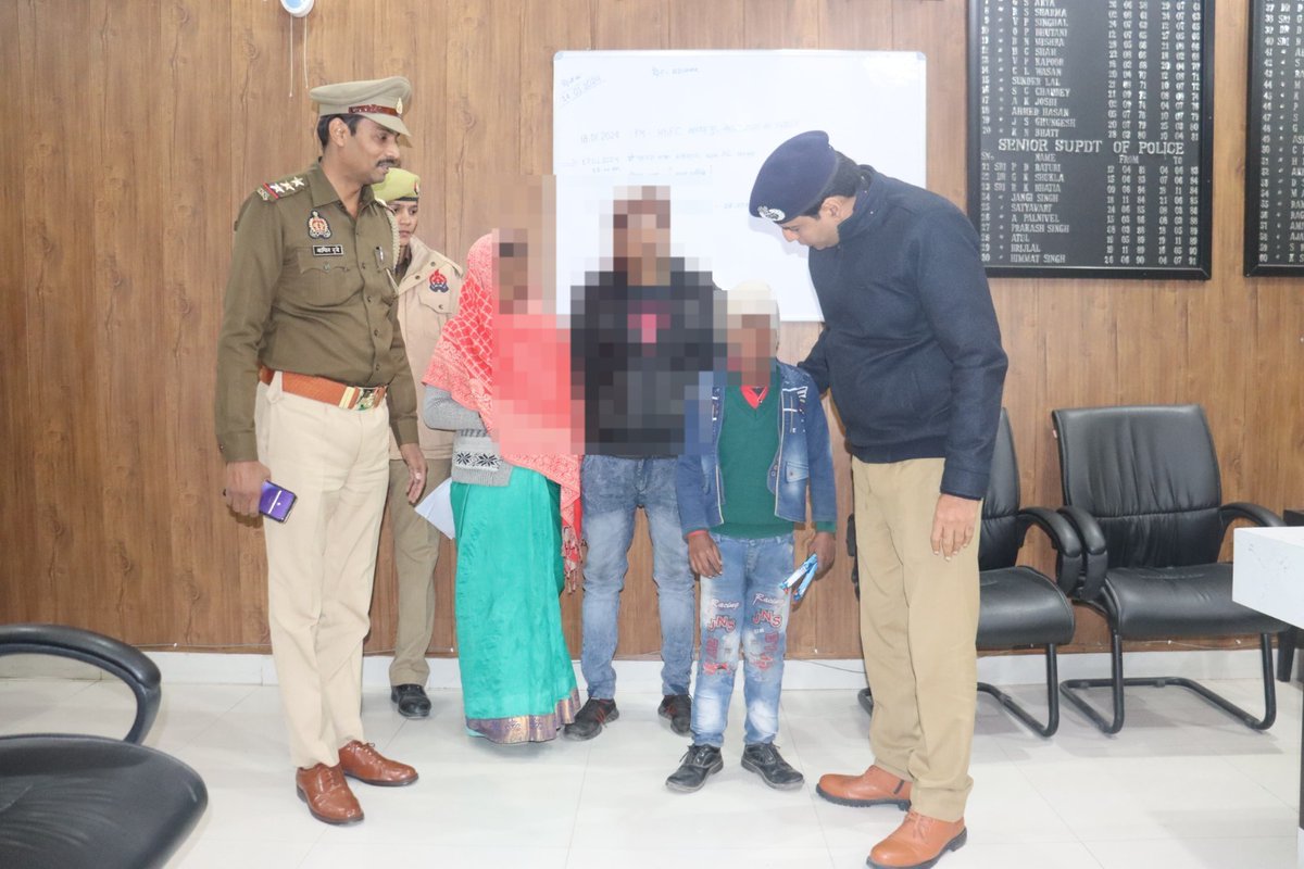 etawahpolice's tweet image. #Etawahpolice
#Goodwork
इटावा पुलिस द्वारा मात्र डेढ़ घंटे में गुमशुदा बालक को सकुशल बरामद कर किया गया परिजनों के सुपुर्द ।
गुमशुदा बच्चों की तलाश हेतु SSP इटावा के निर्देशन में चलाए जा रहे विशेष अभियान "#Operation_Muskan" के तहत थाना जसवंतनगर पुलिस द्वारा की गयी  कार्यवाही ।