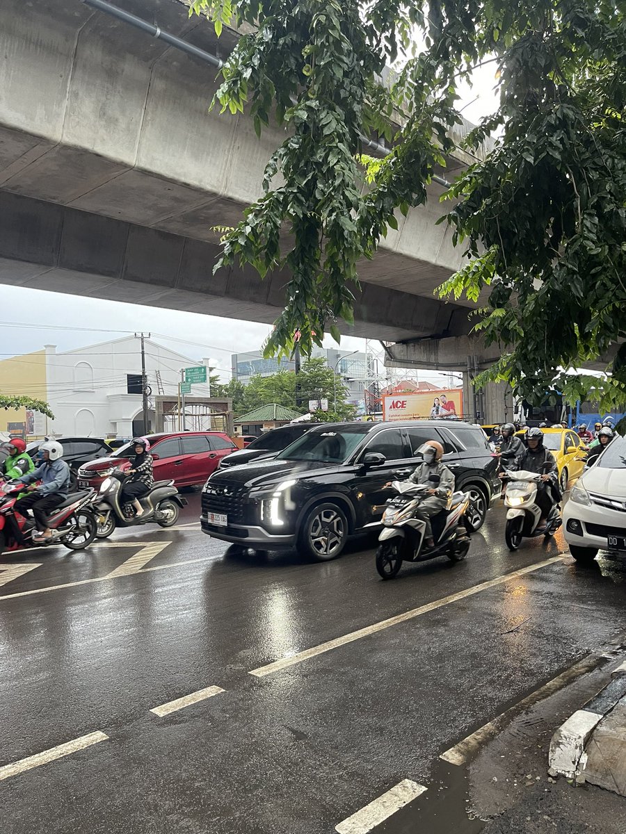 nurwaa's tweet photo. Pak kemarin mksr seharian hujan.
Di sela kesibukan pekerjaan, sy belain ke KPU ngurus pindah TPS dri daerah asal ke almt domisi agar bisa menggunakan hak suara pilpres.
kali ini ga akan golput, pdhal selama ini sy GOLPUT.
Alasannya cuma ingin bapak @prabowo  jadi presidenku 🩵🗺️ https://t.co/tWZ4T4uYlj