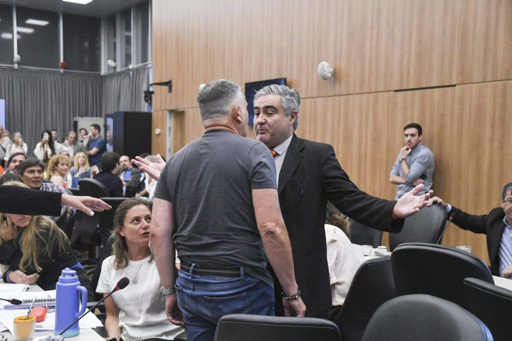Rodolfollanosok's tweet photo. Cuando este señor me decía “a vos te vamos a hacer cagar hijo de puta” la diputada @CarlaCarrizoAR pedía sanciones a los q me habían invitado para cubrir las amenazas q yo recibía. Lo vio todo el país. Menos algunos diputados. Están todos los videos del hostigamiento que recibí. https://t.co/AiaqGQX6fW