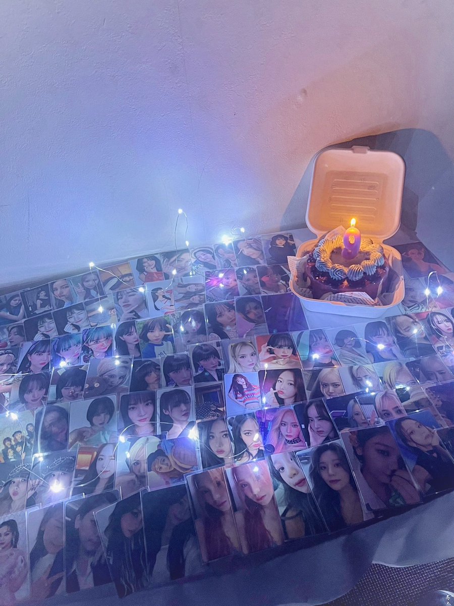 nanana7575757's tweet photo. 9th Anniversary Party ･:*

ケーキ作ったら変な色になっちゃったけど雰囲気で誤魔化します。

 #여자친구와_버디의_９년
#9YearsWithGFRIEND https://t.co/4PWwOD8839