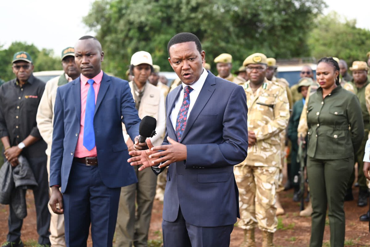 DrAlfredMutua's tweet photo. 𝐎𝐅𝐅𝐈𝐂𝐈𝐀𝐋 𝐋𝐀𝐔𝐍𝐂𝐇 𝐎𝐅 𝐓𝐑𝐀𝐍𝐒𝐋𝐎𝐂𝐀𝐓𝐈𝐎𝐍 𝐎𝐅 𝟐𝟏 𝐁𝐋𝐀𝐂𝐊 𝐑𝐇𝐈𝐍𝐎𝐒 𝐅𝐑𝐎𝐌 𝐍𝐀𝐈𝐑𝐎𝐁𝐈 𝐍𝐀𝐓𝐈𝐎𝐍𝐀𝐋 𝐏𝐀𝐑𝐊, 𝐎𝐋𝐏𝐄𝐉𝐄𝐓𝐀 𝐂𝐎𝐍𝐒𝐄𝐑𝐕𝐀𝐍𝐂𝐘 𝐀𝐍𝐃 𝐋𝐄𝐖𝐀 𝐖𝐈𝐋𝐃𝐋𝐈𝐅𝐄 𝐂𝐎𝐍𝐒𝐄𝐑𝐕𝐀𝐍𝐂𝐘 𝐓𝐎 𝐄𝐒𝐓𝐀𝐁𝐋𝐈𝐒𝐇 𝐀 𝐅𝐎𝐔𝐍𝐃𝐄𝐑 𝐏𝐎𝐏𝐔𝐋𝐀𝐓𝐈𝐎𝐍 𝐀𝐓 𝐋𝐎𝐈𝐒𝐀𝐁𝐀 𝐖𝐈𝐋𝐃𝐋𝐈𝐅𝐄 𝐂𝐎𝐍𝐒𝐄𝐑𝐕𝐀𝐍𝐂𝐘

Excited to share a significant moment in rhino conservation! Today, at the @KWSKenya Nairobi National Park, I officially launched the translocation of 21 black rhinos from Nairobi National Park, Ol Pejeta Conservancy, and Lewa Wildlife Conservancy to Loisaba Wildlife Conservancy. 

In collaboration with stakeholders and as per the Wildlife Conservation Act, we're implementing the 7th edition of the Recovery and Action Plan for the Black Rhino in Kenya. Our focus is on rhino range expansion to decongest populations and ensure sustainable growth.