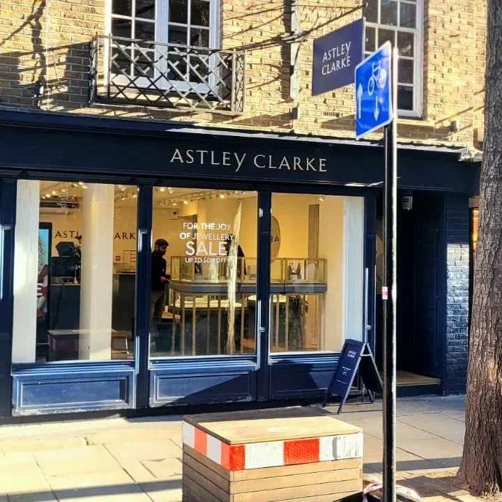 Yesterday we secured a Covent Garden Jewellers with white collapsible security gates to contrast with and compliment the store front. 

Contact us for commercial or residential property security solutions on 0203 284 1045

#bespokesecurity #highsecurity 
#jewellery #valubles