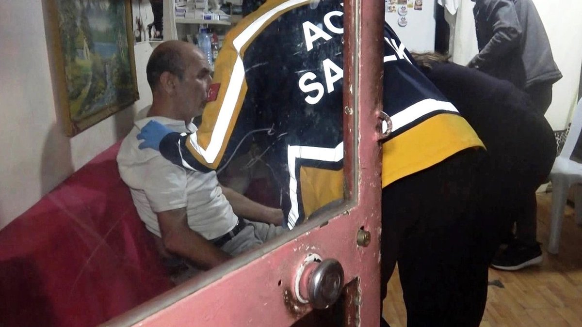 Antalya'da iş yerinde hareketsiz yatan alkollü şahıs:

"Ben ölmedim mi"