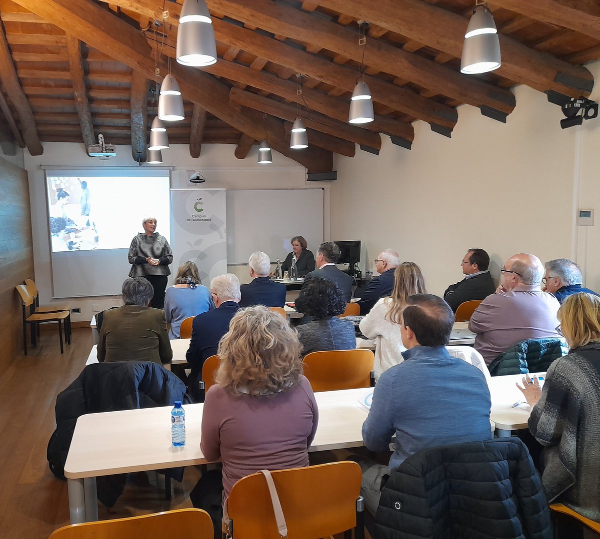 AlimentacioUB's tweet photo. Avui donem a conèixer la Plataforma @UniBarcelona FOCUS-INNOFOOD al campus @AlimentacioUB amb les presentació de @Tranxformafood i @WeAreKerry. https://t.co/4s1x20EffK