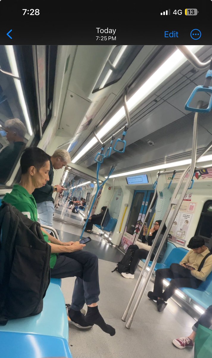 notmijiiii's tweet photo. Babikk anjaiii korang dah viralkan dia sampai dia tak naik LRT now dia naik MRT pulak ke 

Busuk sial siap bukak kasut kejadah dia https://t.co/CjzYAdneKx
