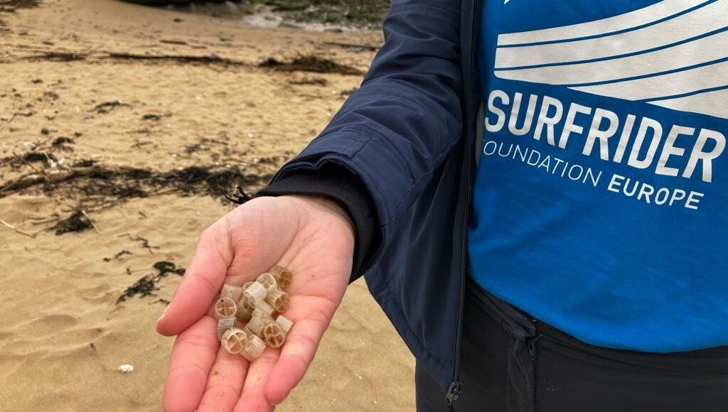 labayle_lucille's tweet photo. @EU_Commission @EU2024BE @Europarl_EN Last month, a massive case of #biomedia pollution was uncovered in France. Those plastic cylinders can be spilled from WWTPs in waterways, causing toxic danger for #marinelife & human health. The #UWWTD must provide a robust framework to regulate their use & prevent future leaks https://t.co/zPAryRB0pQ